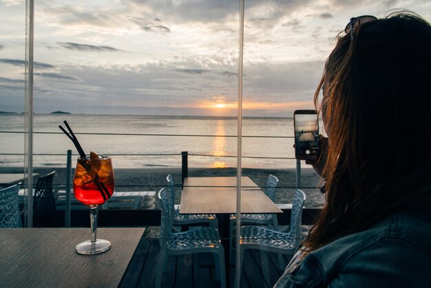 Photo rear view of woman using mobile phone