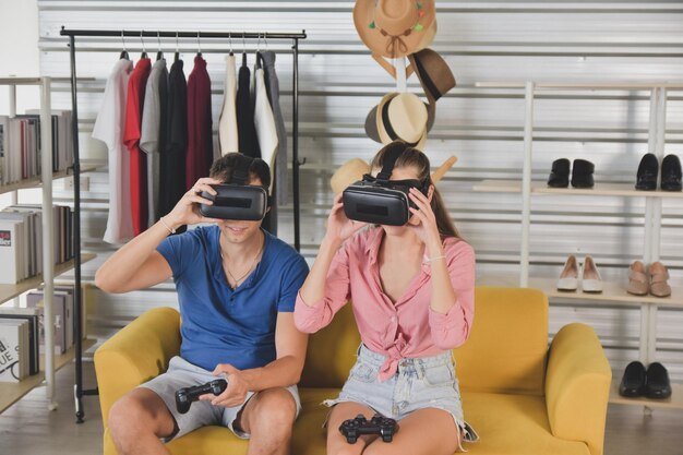 Photo rear view of woman using phone while sitting in office