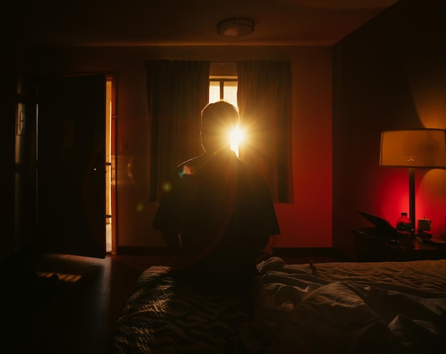 Photo rear view of woman walking on bed at home