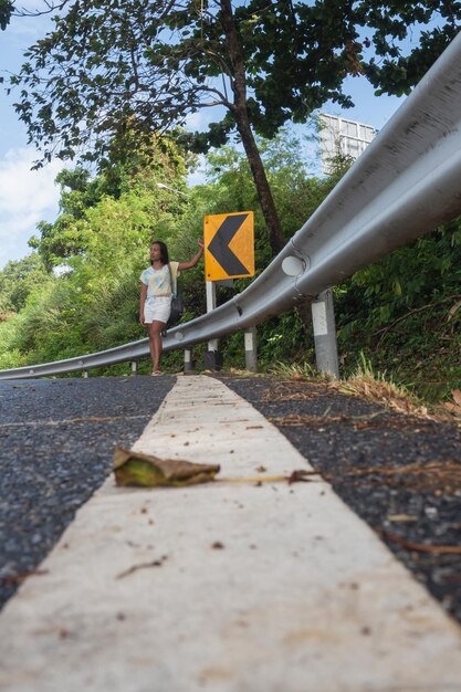 Foto vista posteriore di una donna che cammina sul ponte