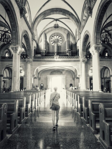 Foto vista posteriore di una donna che cammina in chiesa