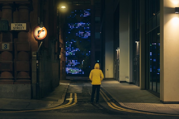 Photo rear view of woman walking in city at night