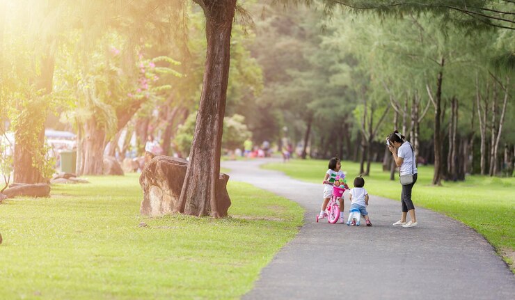 Photo 畑を歩く女性の後ろの景色