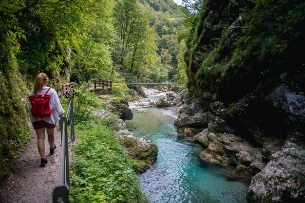 Photo rear view of woman walking on footpath at tolmin gorges