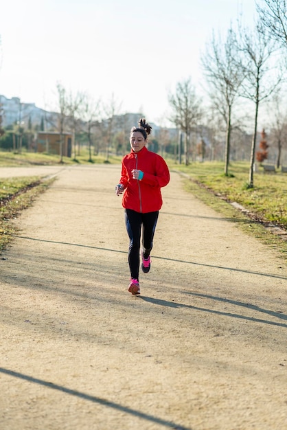 Photo rear view of woman walking on footpath