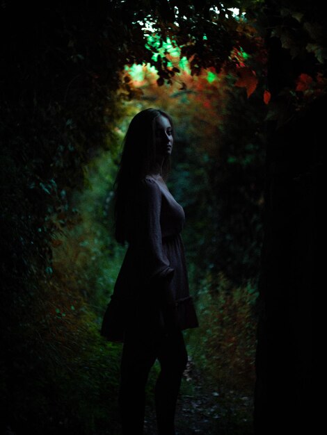 Photo rear view of woman walking in forest