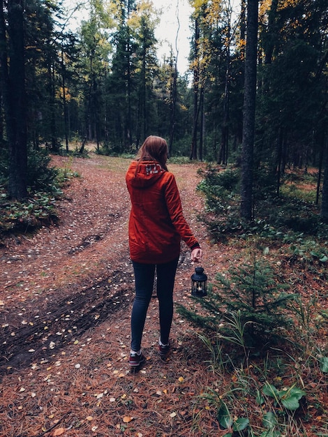 Photo rear view of woman walking in forest