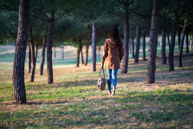 Photo rear view of woman walking on land