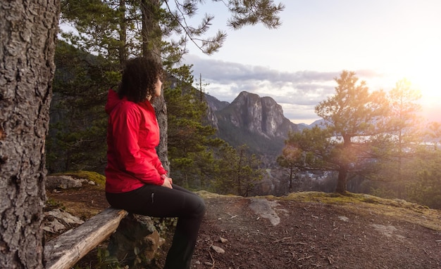 Photo rear view of woman walking on mountain against sky