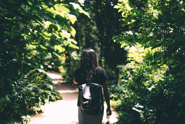 公園で歩いている女性の後ろの景色