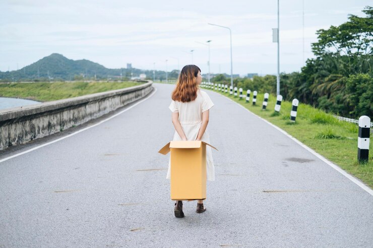 Photo 一位女士在路上行走的后视图