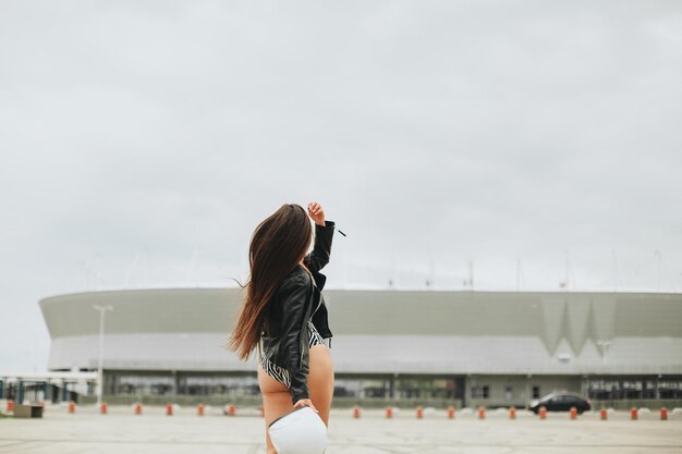 Photo rear view of woman walking on road