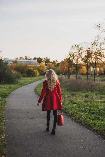 Photo rear view of woman walking on road