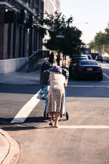 道路を歩く女性の後ろの景色