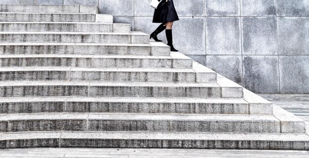 階段を歩く女性の後ろの景色