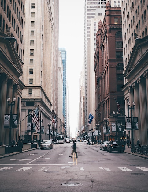 Foto vista posteriore di una donna che cammina per strada in città