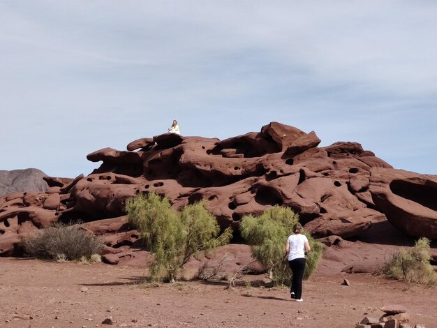 Photo rear view of woman walking towards rock formation