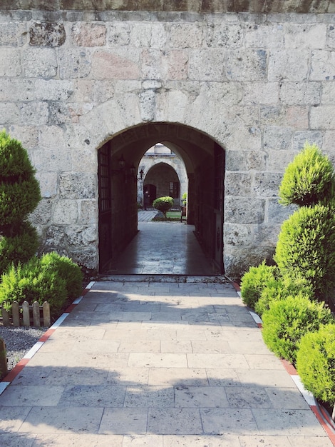 Foto vista posteriore di una donna che cammina nel tunnel