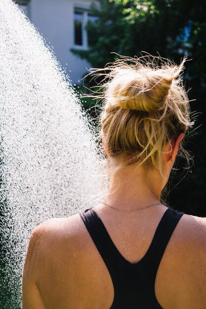 Foto vista posteriore di una donna in acqua