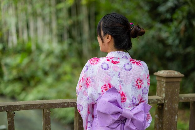 公園でユカタを着た女性の後ろの景色