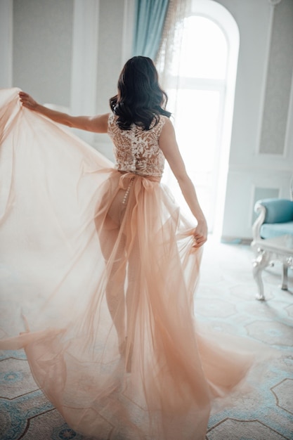 家で新婦服を着ている女性の後ろの景色