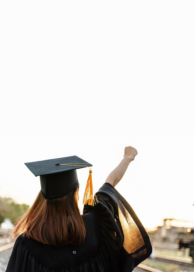 Photo rear view of woman wearing graduation gown against clear sky during sunset