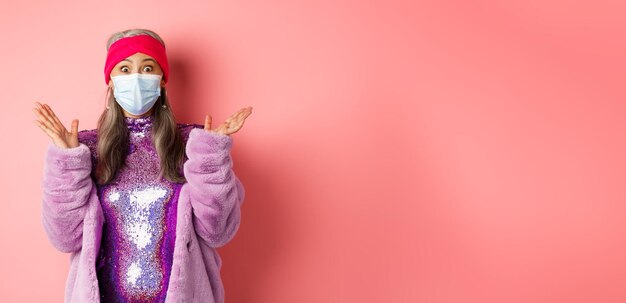 Foto vista posteriore di una donna che indossa un cappello sullo sfondo giallo