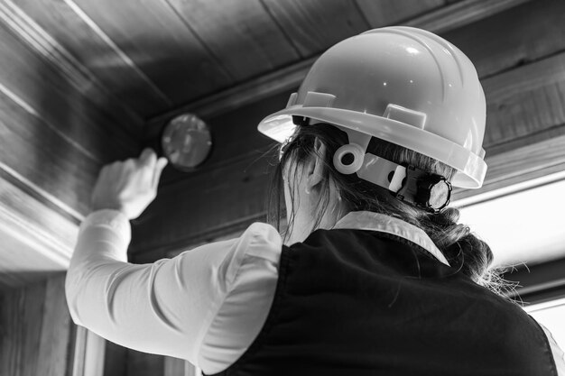 Foto vista posteriore di una donna che indossa un cappello