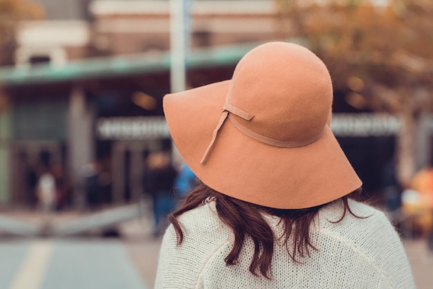 Foto vista posteriore di una donna che indossa un cappello