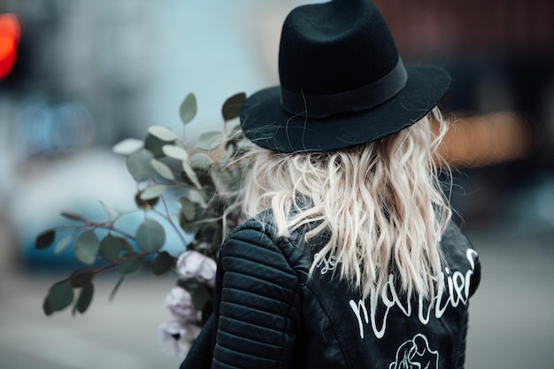 Foto vista posteriore di una donna che indossa un cappello