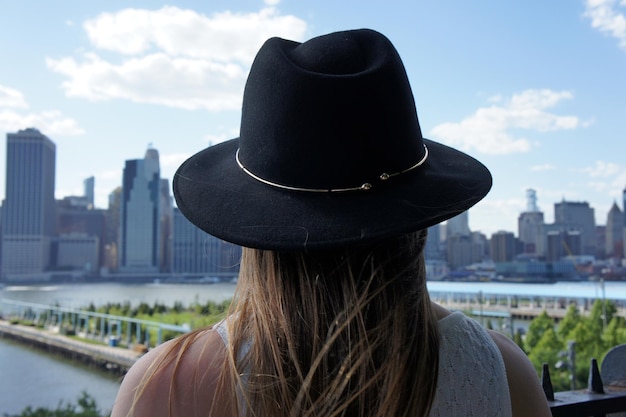 Photo rear view of woman wearing hat