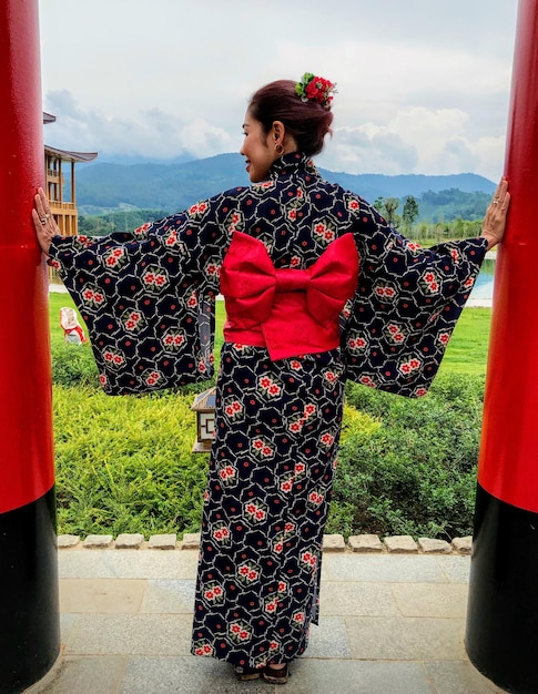 Foto vista posteriore di una donna che indossa un kimono in piedi sul sentiero