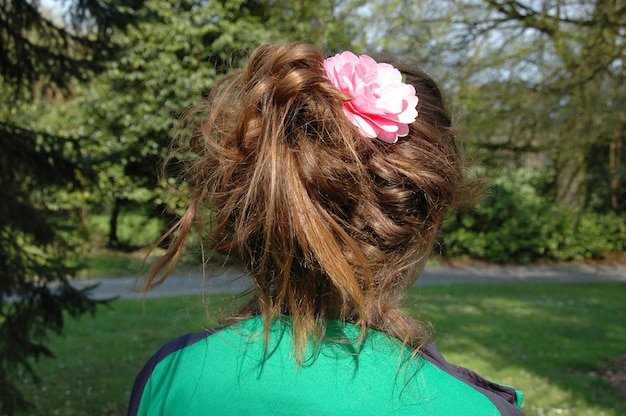 Photo rear view of woman wearing pink flower