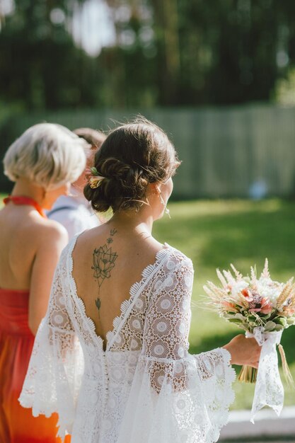 結婚式中の女性の後ろから見た写真