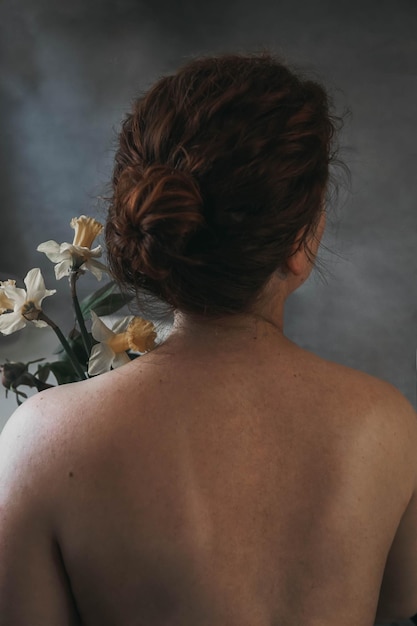 Photo rear view of woman while holding flowers