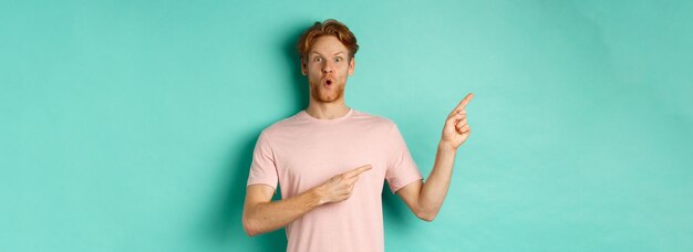 Photo rear view of woman with arms raised against blue background