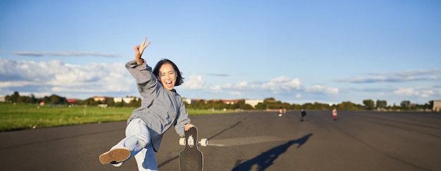 Photo rear view of woman with arms raised against sky