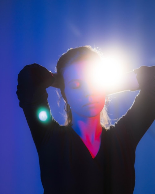 Photo rear view of woman with arms raised