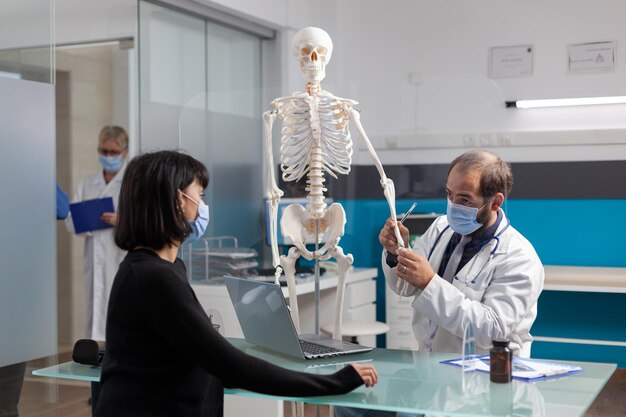 Foto vista posteriore di una donna con le braccia alzate