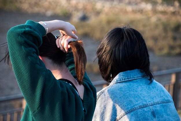 Foto vista posteriore di una donna con le braccia alzate