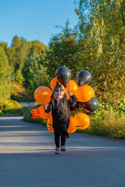 Photo rear view of woman with balloons on road