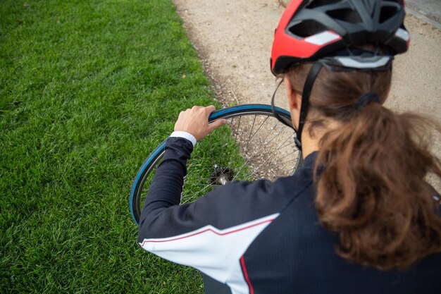 Foto vista posteriore di una donna con una bicicletta