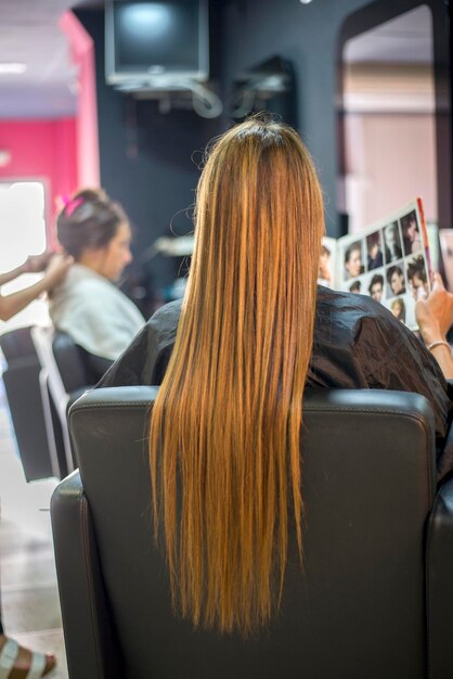 Foto vista posteriore di una donna con i capelli biondi