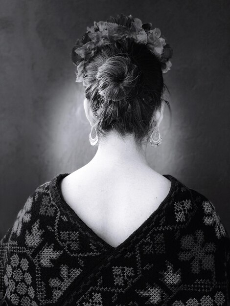 Photo rear view of woman with hair bun