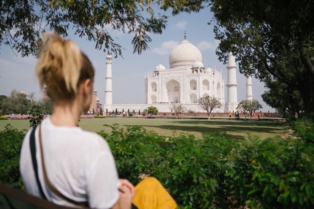 Photo rear view of woman with historical building in background