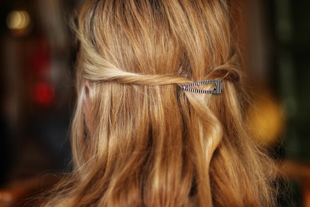 Foto vista posteriore di una donna con i capelli lunghi e biondi