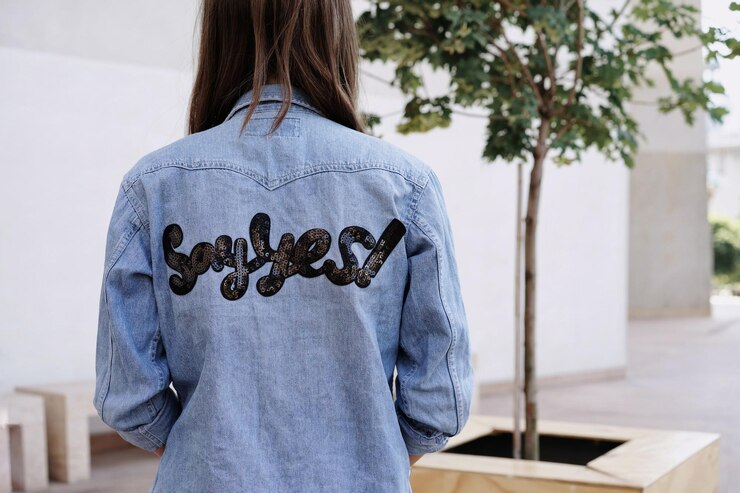 Photo rear view of woman with text on denim shirt
