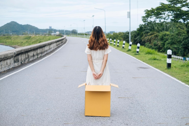 Photo 在路上戴着雨<unk>的妇女的后视