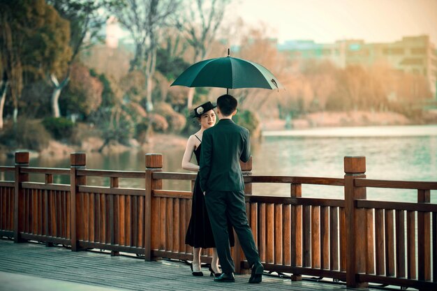 Photo rear view of woman with umbrella standing in city