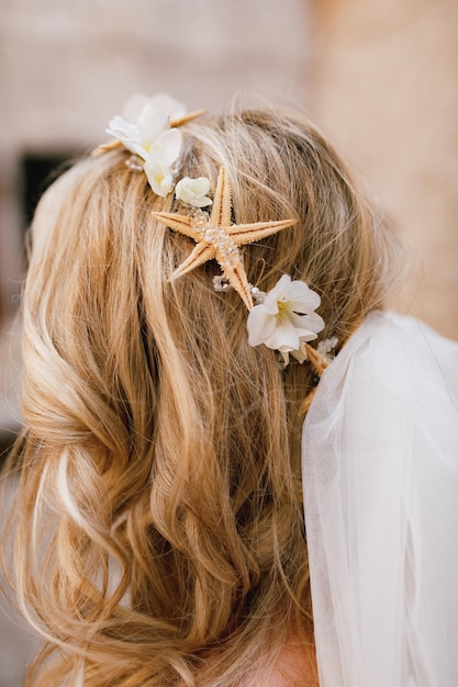 Foto vista posteriore di una donna con un fiore bianco